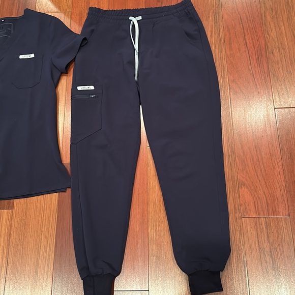 Ladies size XS Navy Scrub jogger set - Picture 3 of 13